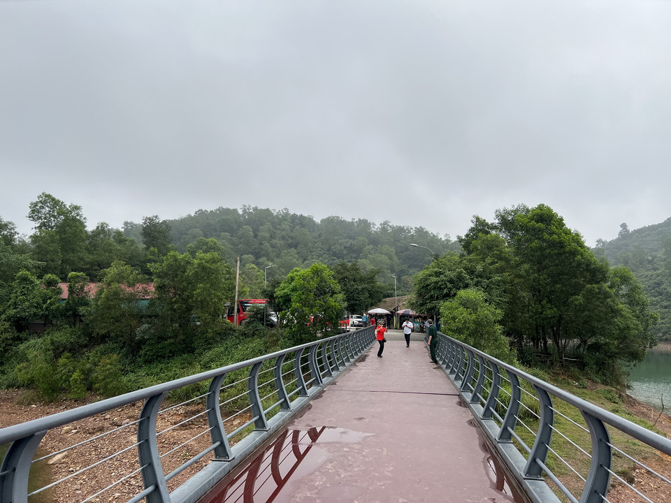 Du khách tham quan hồ. (Ảnh: Trần Hương Sơn/Vietnam+)