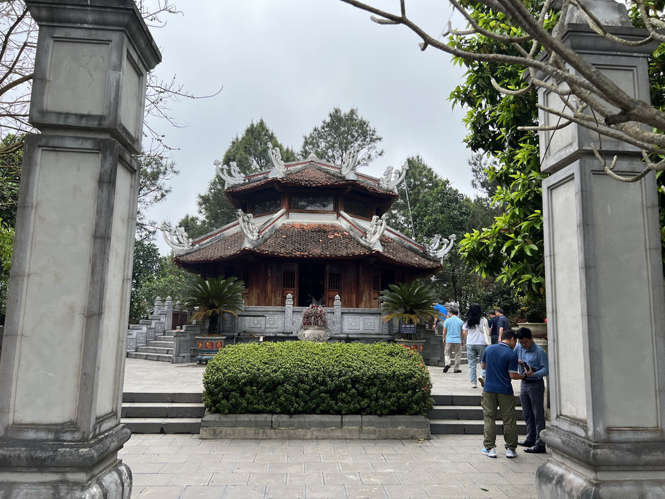 Du khách ghé thăm đền thờ Lê Duẩn - người có công lớn trong xây dựng hồ Kẻ Gỗ. (Ảnh: Trần Hương Sơn/Vietnam+)