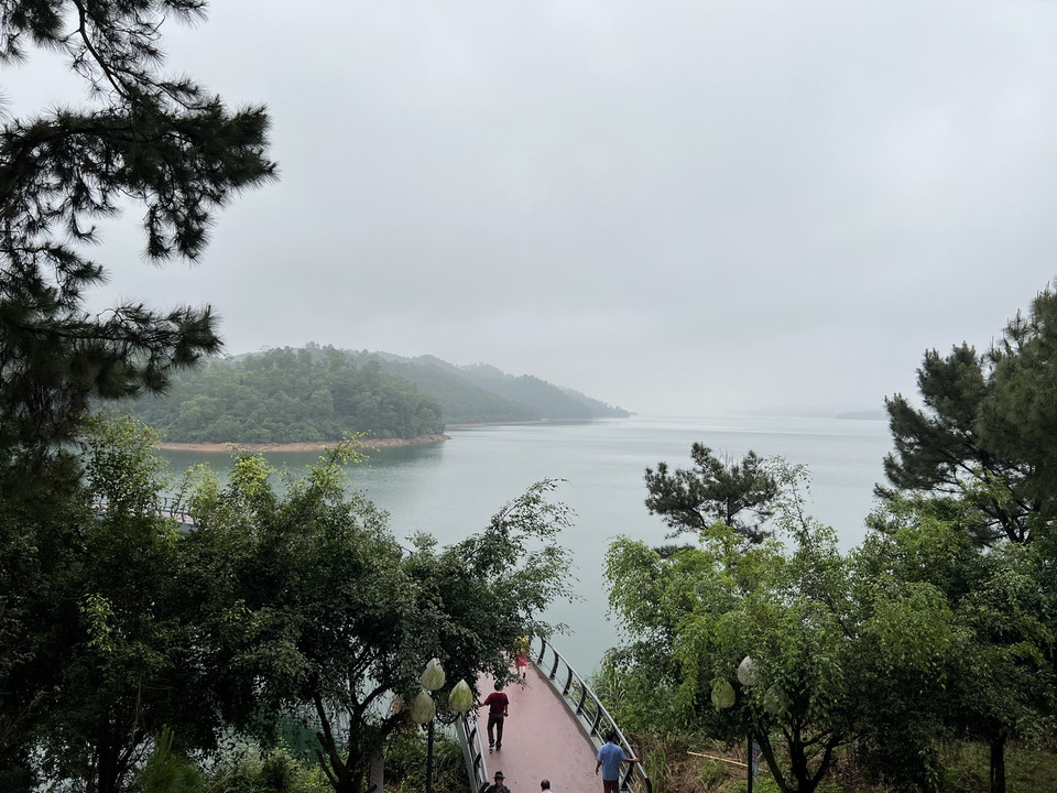 Tháng 4 đến tháng 10 hàng năm là thời điểm lý tưởng để du lịch hồ Kẻ Gỗ. (Ảnh: Trần Hương Sơn/Vietnam+)