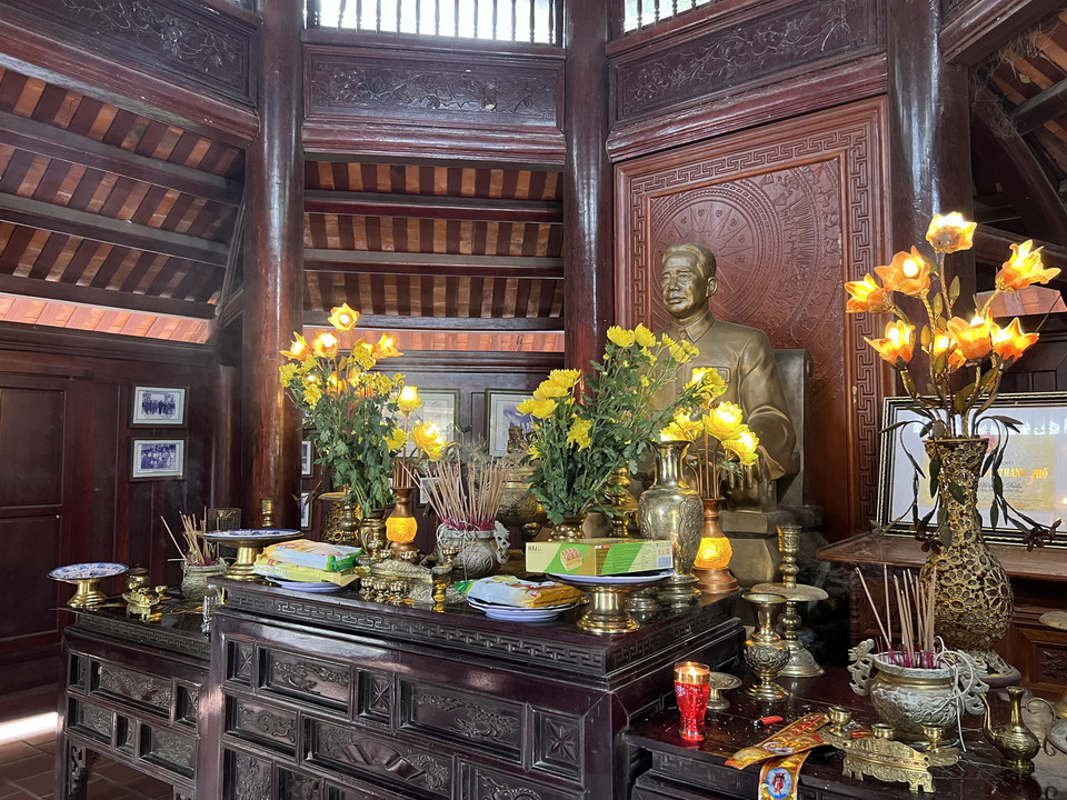 Bàn thờ Cố Tổng Bí thư Lê Duẩn trong đền thờ Tổng Bí thư trên một ngọn đồi ở hồ Kẻ Gỗ. (Ảnh: Trần Hương Sơn/Vietnam+)