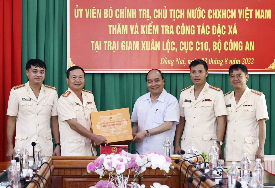 Chủ tịch nước Nguyễn Xuân Phúc tặng quà cho Trại giam Xuân Lộc. (Ảnh: Thống Nhất/TTXVN)