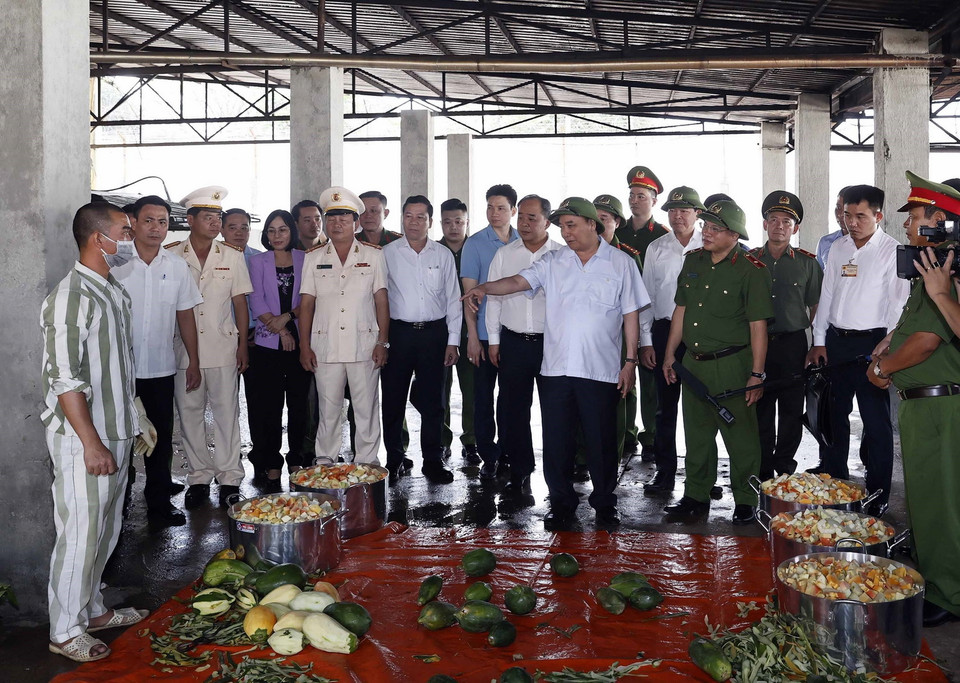 Chủ tịch nước Nguyễn Xuân Phúc thăm và kiểm tra công tác đặc xá tại khu nhà bếp của phân trại số 1. (Ảnh: Thống Nhất/TTXVN)