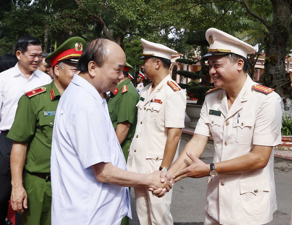 Chủ tịch nước Nguyễn Xuân Phúc với cán bộ quản lý Trại giam Xuân Lộc. (Ảnh: Thống Nhất/TTXVN)