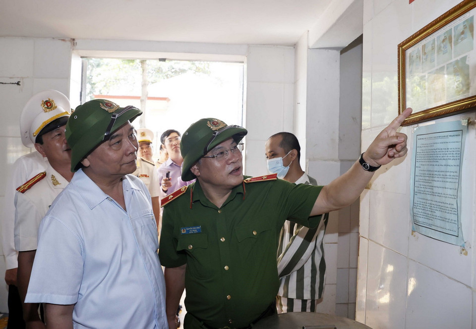 Chủ tịch nước Nguyễn Xuân Phúc thăm và kiểm tra công tác đặc xá tại Trại giam Xuân Lộc. (Ảnh: Thống Nhất/TTXVN)