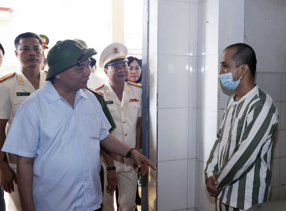 Chủ tịch nước Nguyễn Xuân Phúc thăm và kiểm tra công tác đặc xá tại Trại giam Xuân Lộc. (Ảnh: Thống Nhất/TTXVN)