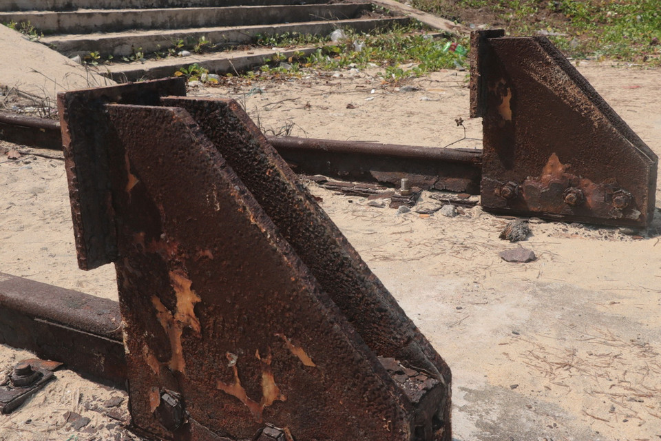 Hệ thống sắt thép (đường ray của ròng rọc tời cá lên) đã bị rỉ sét do không hoạt động. (Ảnh: TTXVN phát)