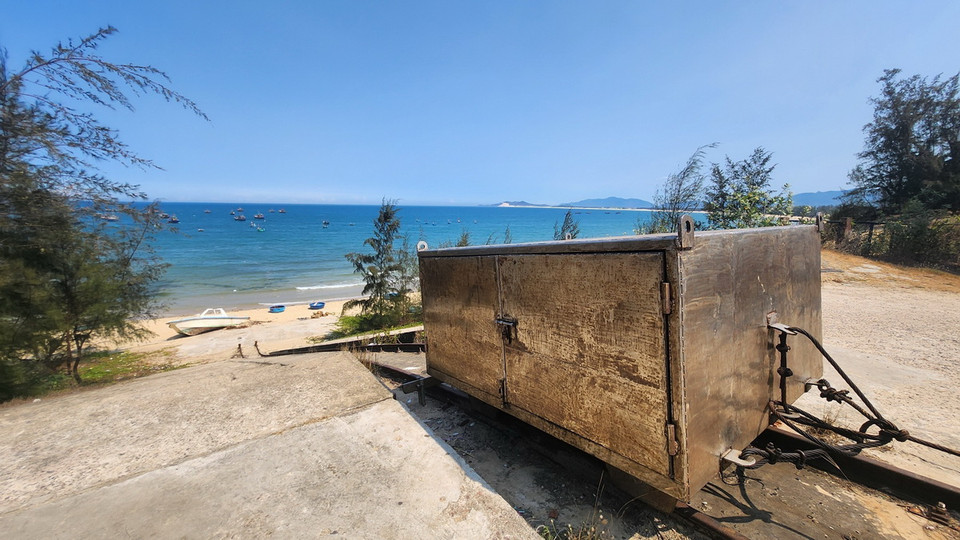 Hệ thống sắt thép (đường ray của ròng rọc tời cá lên) không hoạt động vì khá nhỏ. (Ảnh: TTXVN phát)