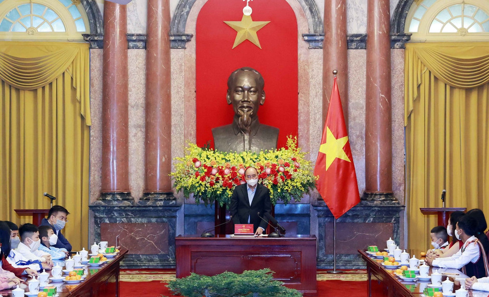 Chủ tịch nước Nguyễn Xuân Phúc nói chuyện với các học sinh xuất sắc trong cuộc thi “Vì một Việt Nam tất thắng.” (Ảnh: Thống Nhất/TTXVN)