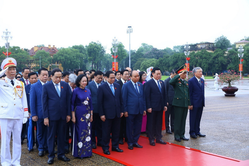 Các đại biểu Quốc hội thành kính tưởng nhớ Chủ tịch Hồ Chí Minh. (Ảnh: Văn Điệp/TTXVN)