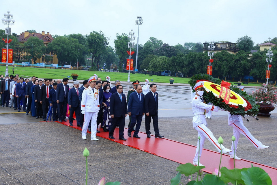 Sáng 23/5, các vị lãnh đạo Đảng, Nhà nước cùng các đại biểu Quốc hội đặt vòng hoa và vào Lăng viếng Chủ tịch Hồ Chí Minh. (Ảnh: Văn Điệp/TTXVN)