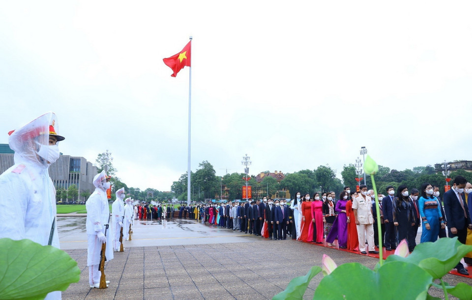 Các đại biểu Quốc hội xếp hàng vào Lăng viếng Chủ tịch Hồ Chí Minh. (Ảnh: Văn Điệp/TTXVN)