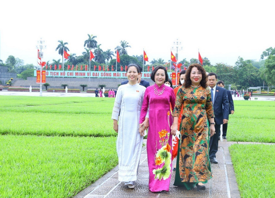 Các đại biểu Quốc hội sang Nhà Quốc hội dự phiên khai mạc kỳ họp. (Ảnh: Văn Điệp/TTXVN)