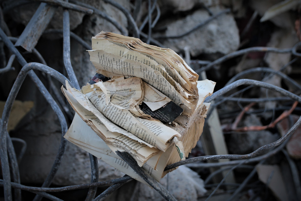 Những dấu vết về sự tàn khốc của trận động đất còn vương lại khắp hiện trường đổ nát. (Ảnh: Trường Dụy/TTXVN)