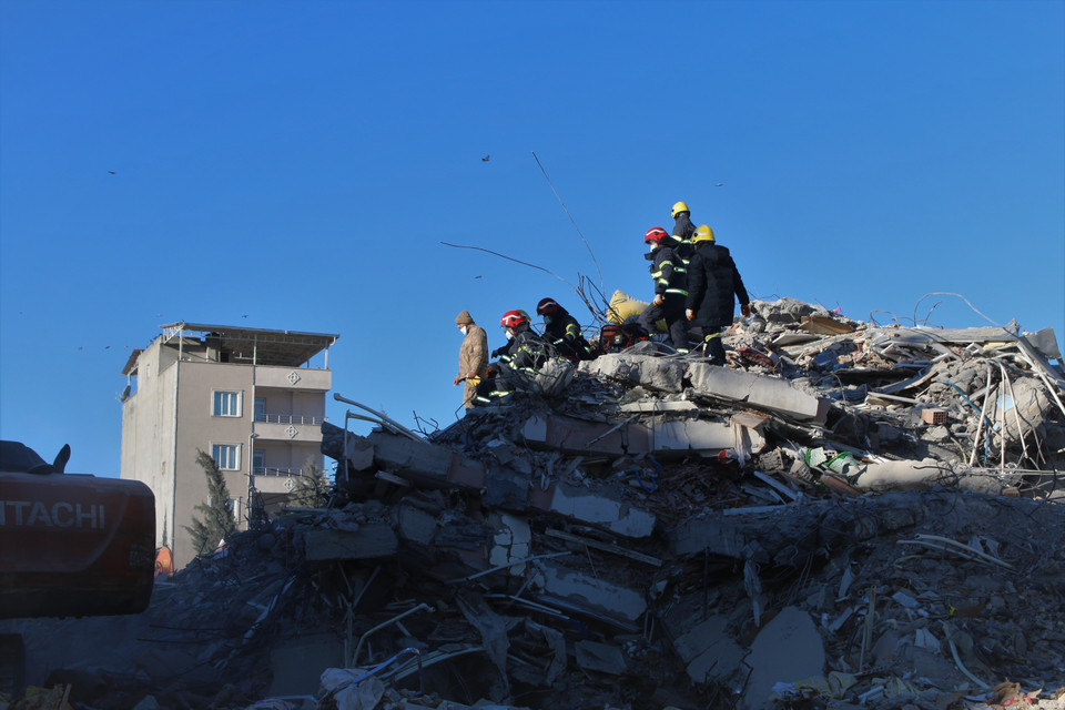 Đội cứu hộ cứu nạn thuộc Bộ Công an Việt Nam chuẩn bị tiếp cận sâu vào khu vực có nạn nhân bị kẹt lại. (Ảnh: Trường Dụy/TTXVN)