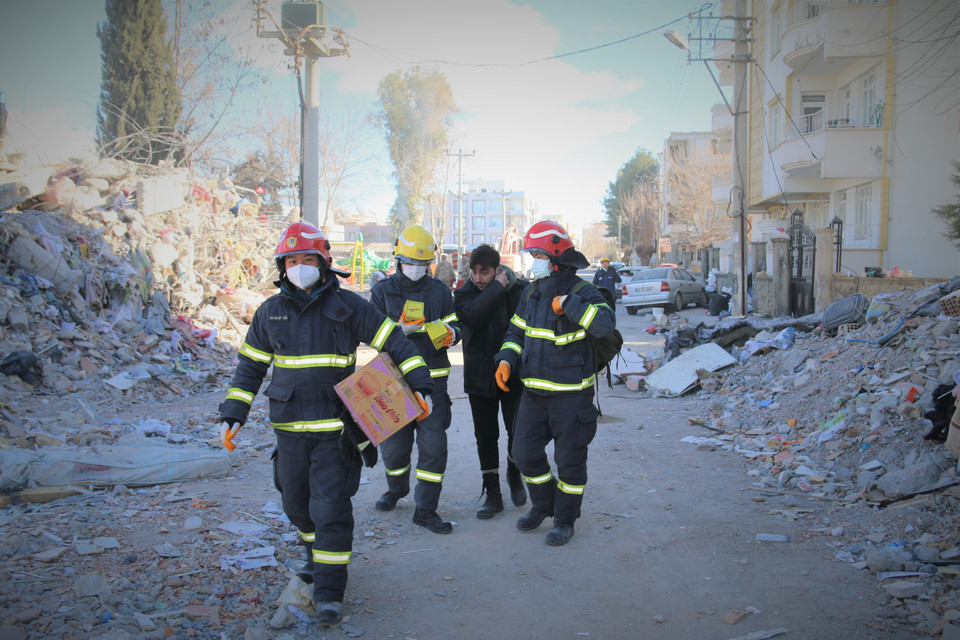 Các thành viên đội trên đường đến thăm hỏi, tặng quà cho người dân địa phương đang phải tránh trú trong những căn lều tạm. (Ảnh: Trường Dụy/TTXVN)