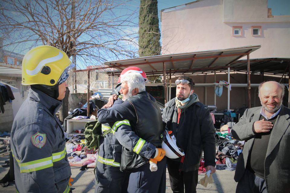 Người dân thể hiện sự cảm động và biết ơn những hỗ trợ, thăm hỏi kịp thời của đoàn công tác Việt Nam. (Ảnh: Trường Dụy/TTXVN)