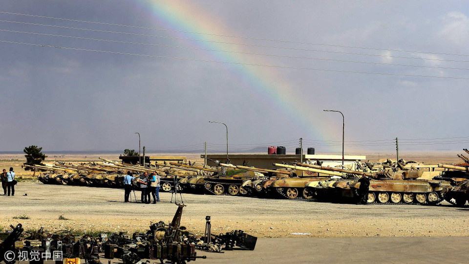 Một góc khác về dàn vũ khí mà phiến quân giao nộp lại cho quân chính phủ. (Nguồn: SANA)