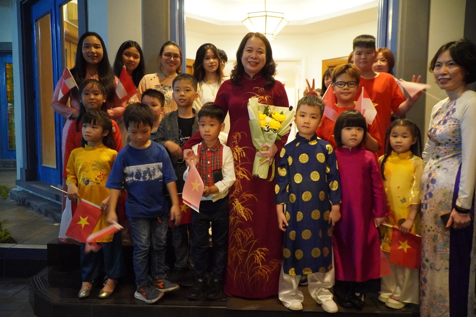 Phó Chủ tịch nước Võ Thị Ánh Xuân chụp ảnh cùng con cán bộ Đại sứ quán Việt Nam tại Indonesia và cộng đồng người Việt. (Ảnh: Đào Trang/TTXVN)