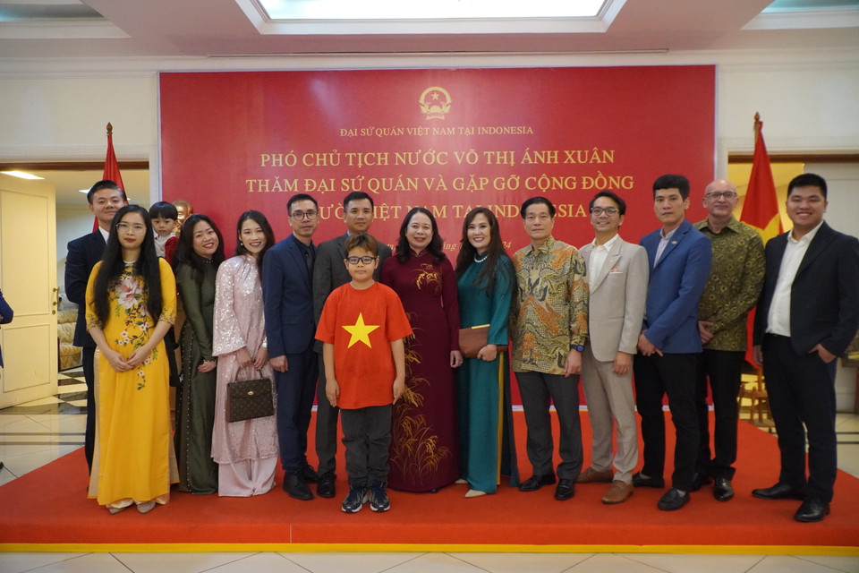 Phó Chủ tịch nước Võ Thị Ánh Xuân chụp ảnh cùng đại diện các doanh nghiệp Việt Nam tại Indonesia. (Ảnh: Đào Trang/TTXVN)