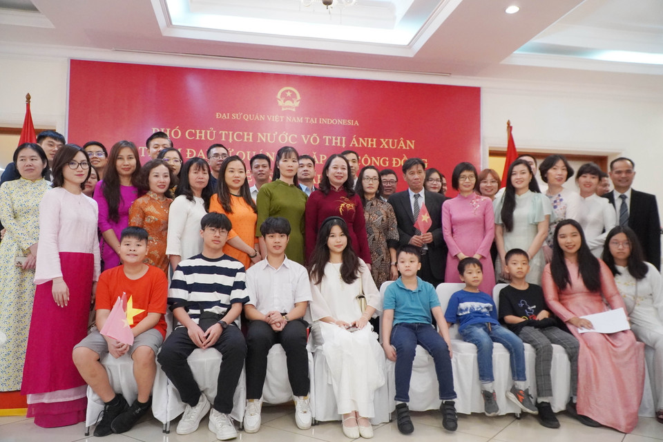 Phó Chủ tịch nước Võ Thị Ánh Xuân chụp ảnh cùng đại diện cộng đồng người Việt tại Indonesia. (Ảnh: Đào Trang/TTXVN)