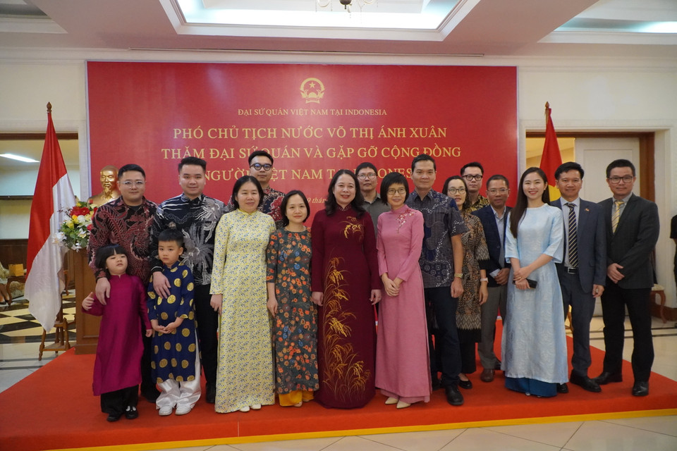Phó Chủ tịch nước Võ Thị Ánh Xuân chụp ảnh cùng cán bộ Phái đoàn thường trực Việt Nam tại Indonesia và cán bộ người Việt tại Ban Thư ký ASEAN. (Ảnh: Đào Trang/TTXVN)