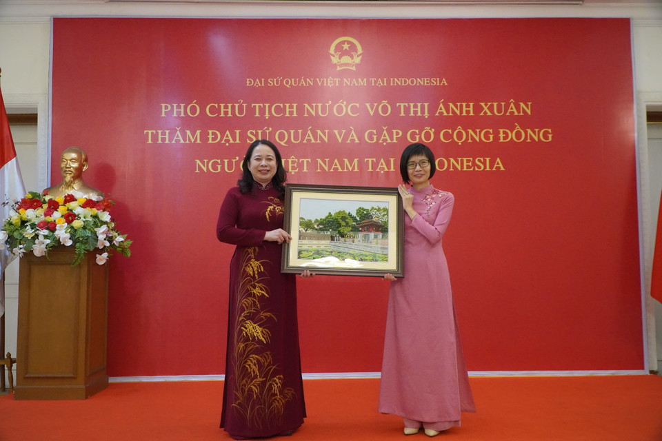 Phó Chủ tịch nước Võ Thị Ánh Xuân tặng quà lưu niệm cho cơ quan đại diện Việt Nam tại Indonesia. (Ảnh: Đào Trang/TTXVN)