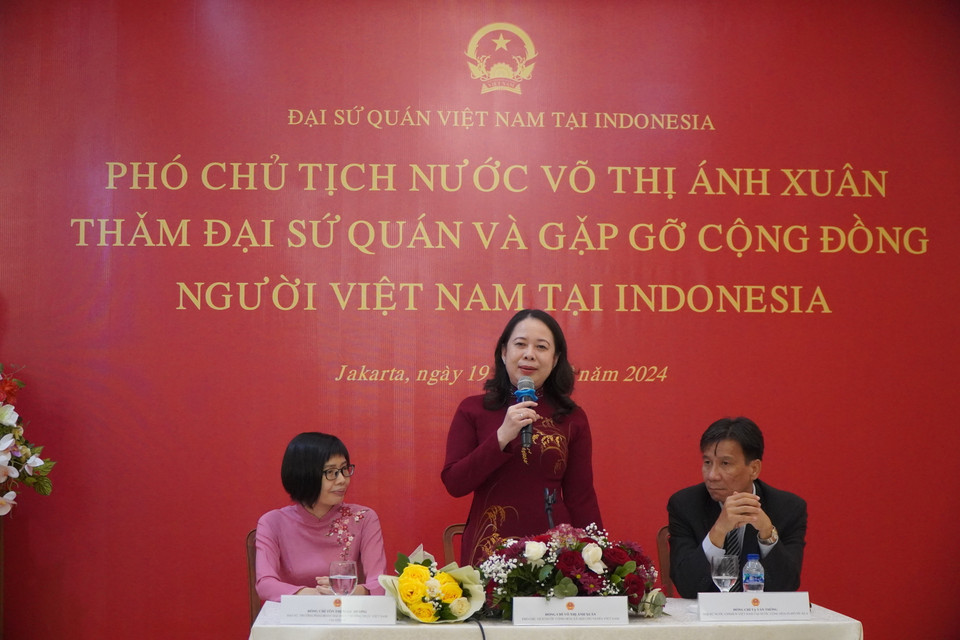 Phó Chủ tịch nước Võ Thị Ánh Xuân phát biểu tại cuộc gặp gỡ cán bộ, nhân viên Đại sứ quán và cộng đồng người Việt tại Indonesia. (Ảnh: Đào Trang/TTXVN)
