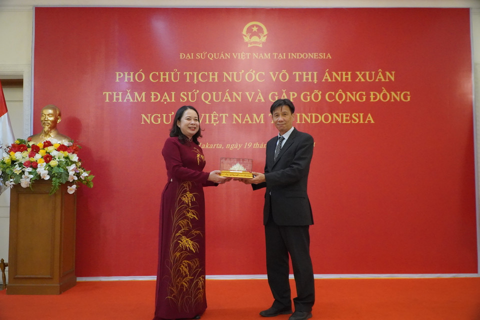 Đại sứ Việt Nam tại Indonesia Tạ Văn Thông trao tặng Phó Chủ tịch nước Võ Thị Ánh Xuân quà lưu niệm. (Ảnh: Đào Trang/TTXVN)
