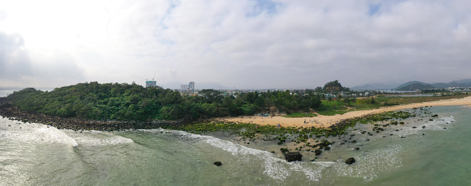 Bãi đá rạn Nam Ô còn hoang sơ với một màu xanh mướt của rêu mỗi dịp Xuân về. (Ảnh: Trần Lê Lâm/TTXVN)