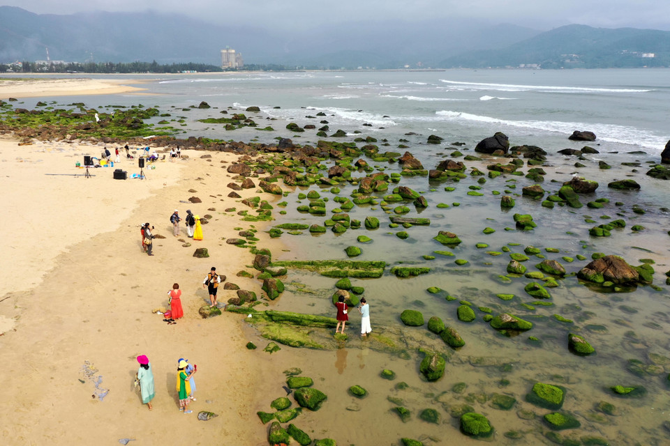 Đông đảo người dân, du khách đến tham quan, vui chơi chụp ảnh và tận hưởng vẻ đẹp do thiên nhiên ban tặng. (Ảnh: Trần Lê Lâm/TTXVN)