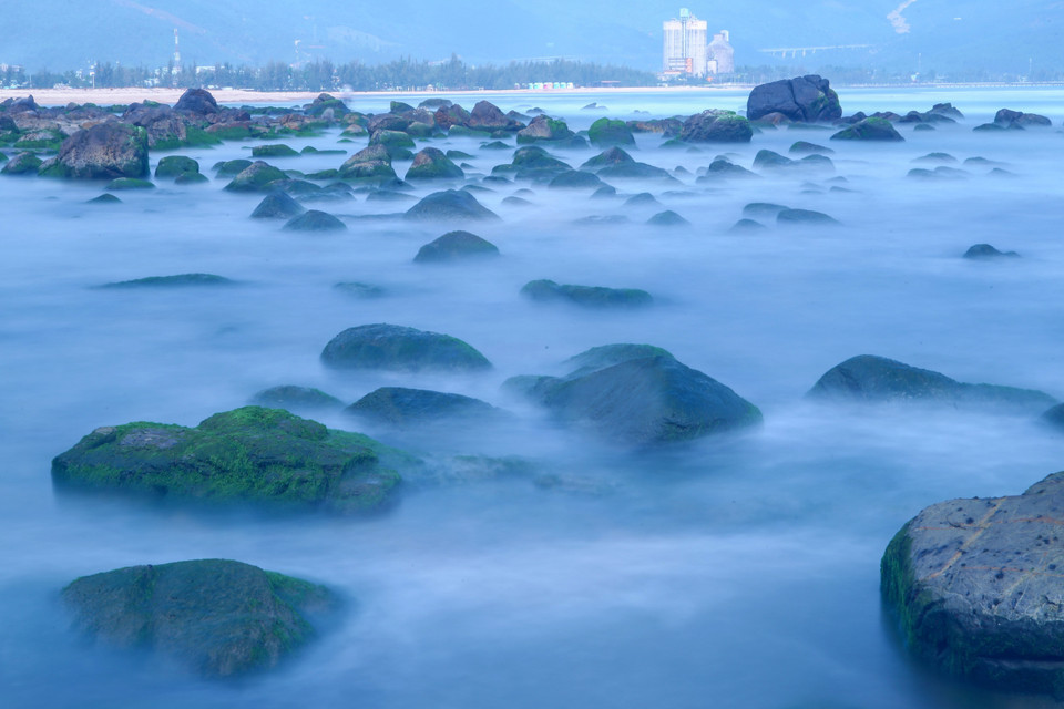 Sau những ngày Tết Nguyên đán Quý Mão 2023, bãi đá rạn Nam Ô hay còn gọi là ghềnh đá Nam Ô thuộc làng chài Nam Ô, phường Hòa Hiệp Nam, quận Liên Chiểu, thành phố Đà Nẵng, được khoác lên mình một “tấm áo mới” xanh mướt bởi những cây rêu mọc bám trên đá. Mỗi khi thủy triều dâng, bãi đá rêu ngập trong nước như được ẩn hiện trong một lớp sương mờ. (Ảnh: Trần Lê Lâm/TTXVN)