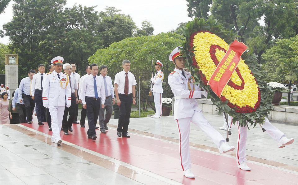 Đoàn đại biểu Bộ Ngoại giao đến đặt vòng hoa, dâng hương tại Đài tưởng niệm Anh hùng Liệt sỹ trên đường Bắc Sơn, Hà Nội. (Ảnh: Lâm Khánh/TTXVN)
