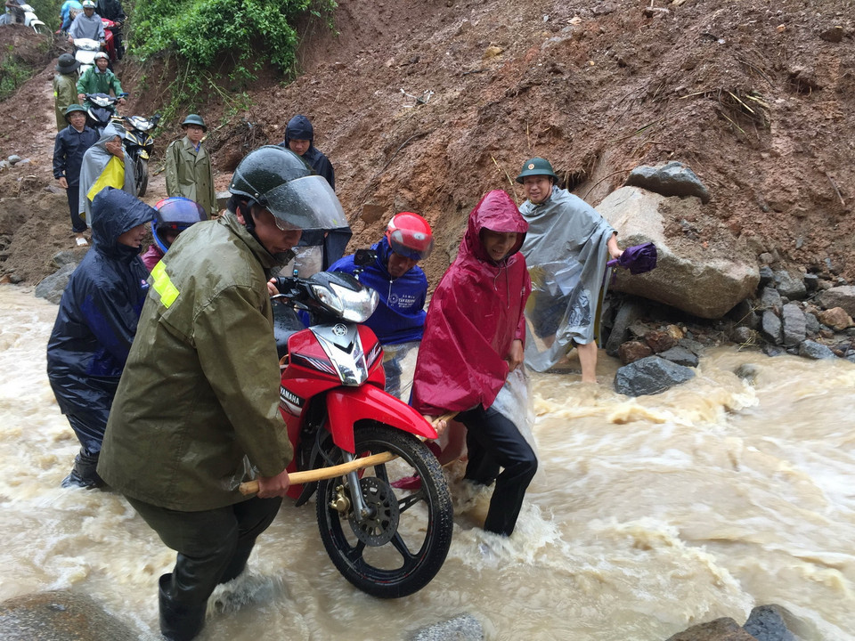 Nhiều tuyến đường giao thông quan trọng ở huyện Kỳ Sơn, Nghệ An bị sạt lở, hư hỏng, ngập lụt do mưa lũ. (Ảnh: Duy Khánh/TTXVN)