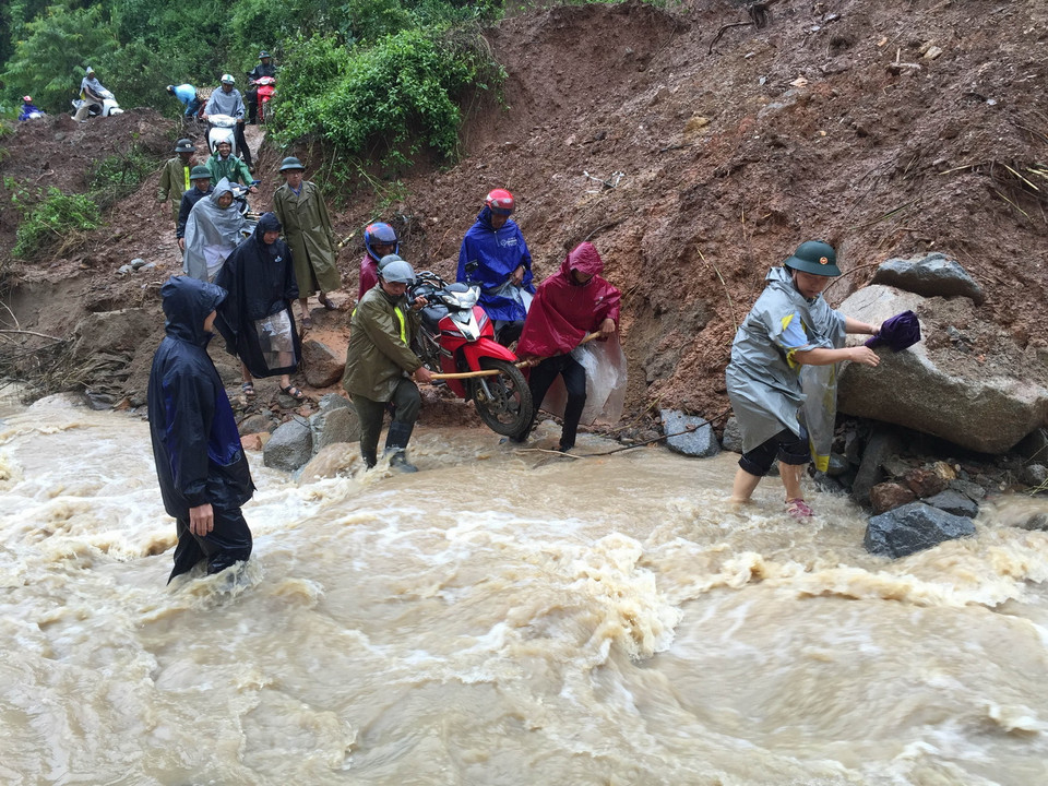 Nhiều tuyến đường giao thông quan trọng ở huyện Kỳ Sơn, Nghệ An bị sạt lở, hư hỏng, ngập lụt do mưa lũ. (Ảnh: Duy Khánh/TTXVN)