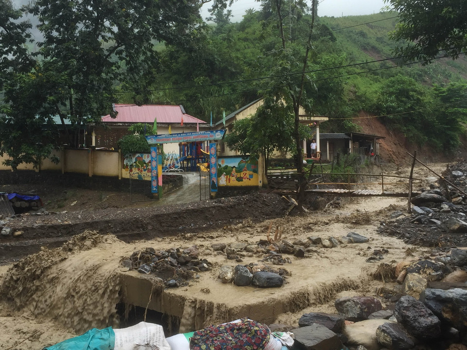 Nhiều công trình trường học, đường giao thông ở huyện Kỳ Sơn (Nghệ An) bị sạt lở, hư hỏng do mưa lũ. (Ảnh: Duy Khánh/TTXVN)