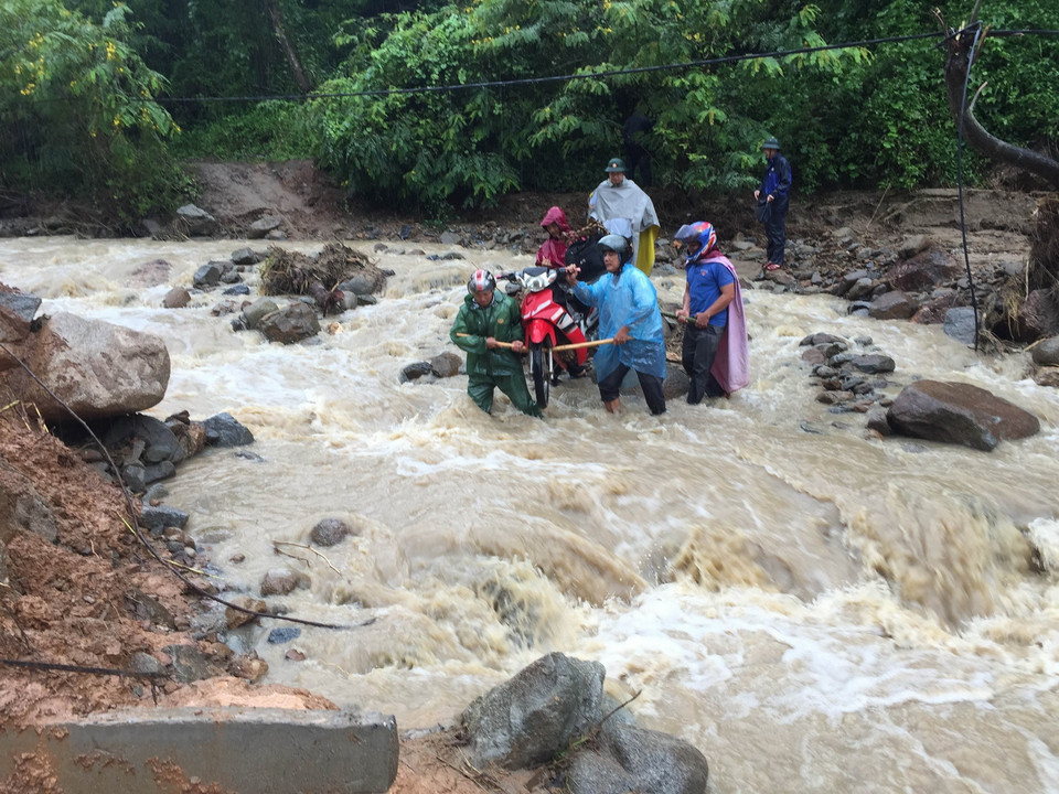 Nhiều tuyến đường giao thông quan trọng ở huyện Kỳ Sơn, Nghệ An bị sạt lở, hư hỏng, ngập lụt do mưa lũ. (Ảnh: Duy Khánh/TTXVN)