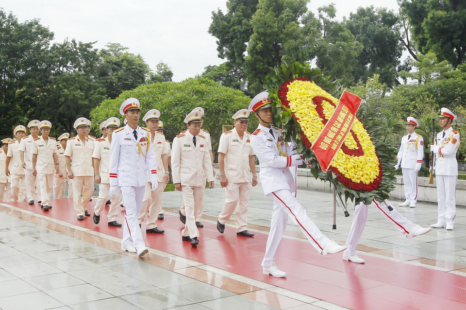 Đoàn đại biểu Đảng ủy Công an Trung ương và Bộ Công an đến đặt vòng hoa, dâng hương tại Đài tưởng niệm Anh hùng liệt sĩ trên đường Bắc Sơn, Hà Nội. (Ảnh: Lâm Khánh/TTXVN)