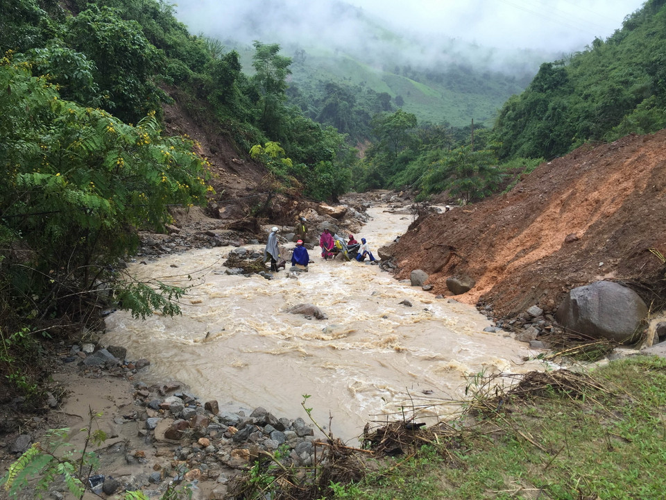 Tỉnh Nghệ An đang khẩn cấp yêu cầu các địa phương rà soát phương án phòng chống lũ đảm bảo an toàn cho hạ du, đặc biệt là hệ thống đê điều, các khu tập trung dân cư ở bãi sông để đảm bảo an toàn cho người và tài sản. (Ảnh: Duy Khánh/TTXVN)