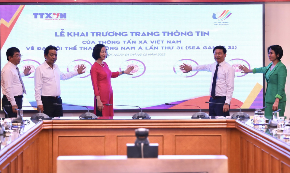 Phó Tổng giám đốc TTXVN Nguyễn Tuấn Hùng; Thứ trưởng Bộ Văn hóa, Thể thao và Du lịch Hoàng Đạo Cương - Phó trưởng ban thường trực Ban Tổ chức SEA Games 31; Tổng giám đốc TTXVN Vũ Việt Trang; Phó trưởng Ban Tuyên giao Trung ương Trần Thanh Lâm; Phó Tổng cục trưởng Tổng cục Thể dục thể thao, Phó trưởng tiểu ban thường trực Tiểu ban thông tin truyền thông SEA Games 31 Lê Thị Hoàng Yến (Từ trái sang) ấn nút khai trương trang thông tin. (Ảnh: Hoàng Hiếu/TTXVN)
