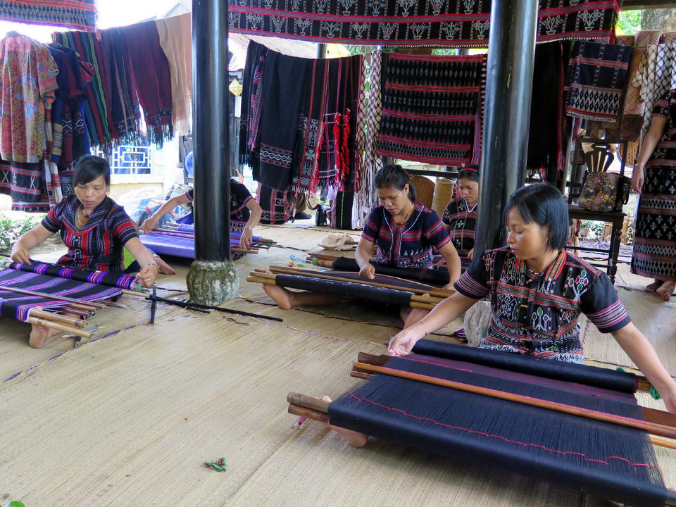 Trình diễn nghề dệt vải tại Festival. (Ảnh: Quốc Việt/TTXVN)