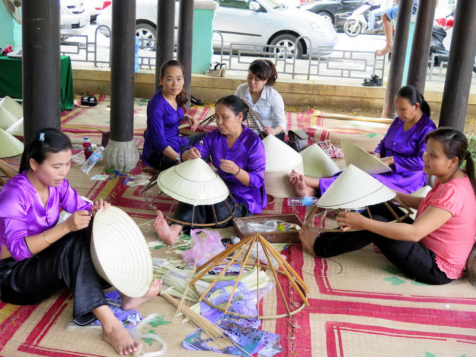 Trình diễn nghề chằm nón. (Ảnh: Quốc Việt/TTXVN)