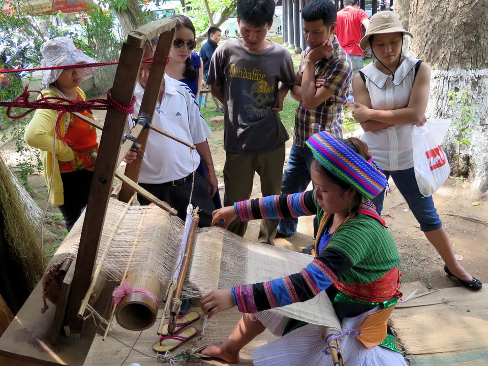 Trình diễn dệt vải thổ cẩm của người Mông tại Festival. (Ảnh: Quốc Việt/TTXVN)