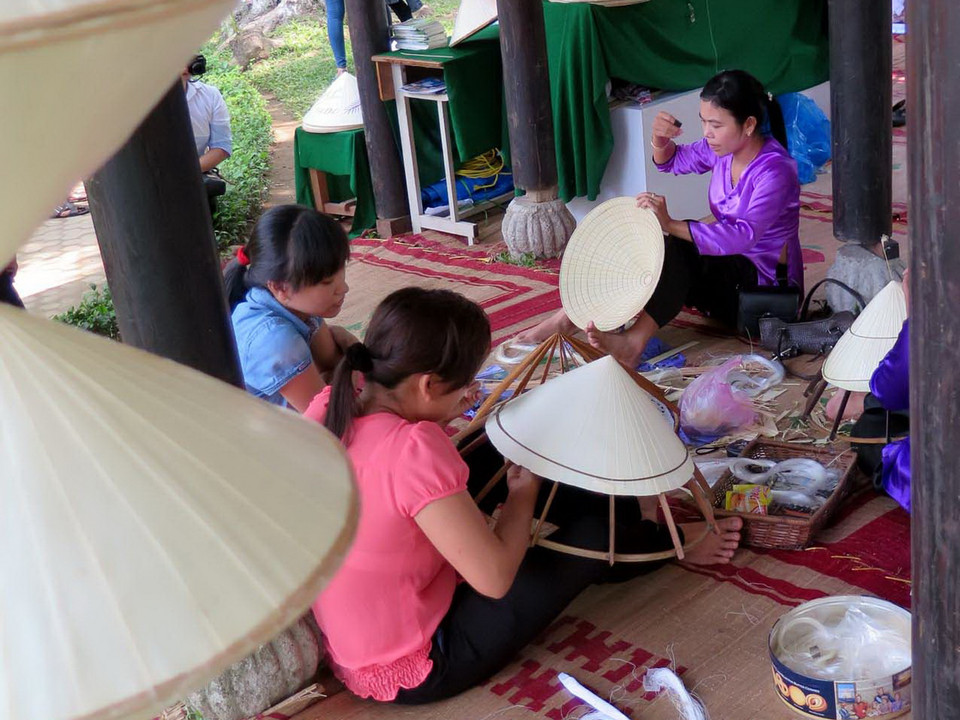 Trình diễn nghề chằm nón. (Ảnh: Quốc Việt/TTXVN)