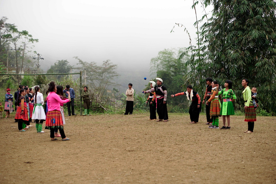 Các chàng trai, cô gái người Mông ở xã Hồng Ngài, huyện Bắc Yên tham gia trò chơi ném Pa Pao. (Ảnh: Hữu Quyết/TTXVN)