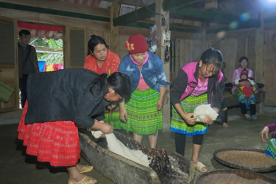 Bánh dày là thứ không thể thiếu trong mâm cỗ ngày tết của người Mông. (Ảnh: Hữu Quyết/TTXVN)