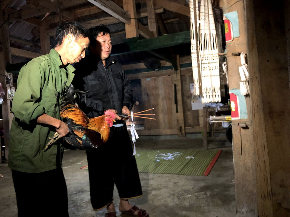 Người Mông ở xã Hồng Ngài, huyện Bắc Yên thực hiện nghi thức cúng tổ tiên. (Ảnh: Hữu Quyết/TTXVN)