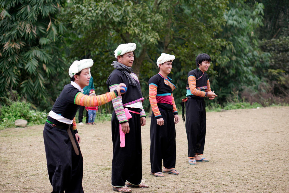 Các chàng trai người Mông ở xã Hồng Ngài, huyện Bắc Yên tham gia trò chơi ném pa pao. (Ảnh: Hữu Quyết/TTXVN)