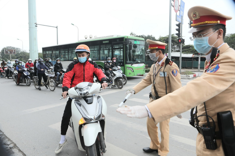 Cảnh sát giao thông Hà Nội tiến hành dừng phương tiện, sử dụng thiết bị an toàn kiểm tra nồng độ cồn trong khí thở đối với người tham gia giao thông. (Ảnh: Doãn Tấn/TTXVN)