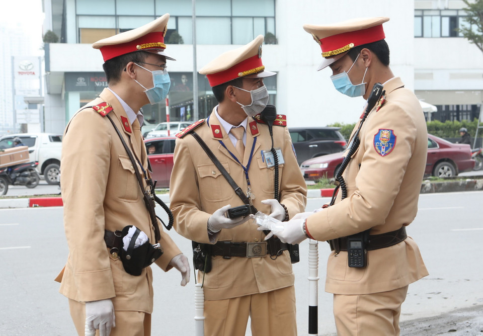 Cảnh sát giao thông Hà Nội kiểm tra trang thiết bị sử dụng phương tiện an toàn kiểm tra nồng độ cồn trong khí thở đối với người tham gia giao thông. (Ảnh: Doãn Tấn/TTXVN)