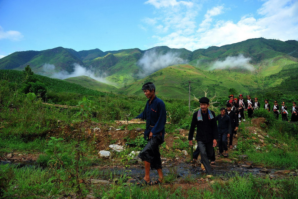 Dân bản đi tổ chức lễ cầu mùa. (Ảnh: Phan Tuấn Anh/TTXVN)